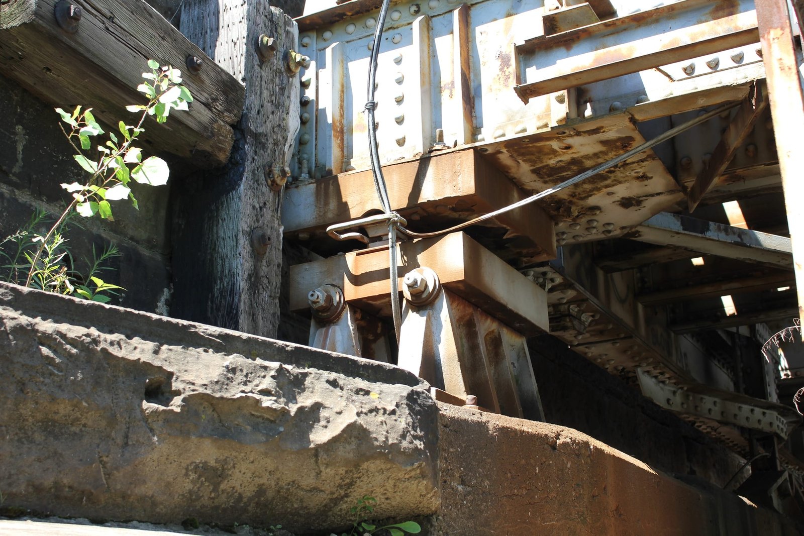 End bearing and lock, south abutment